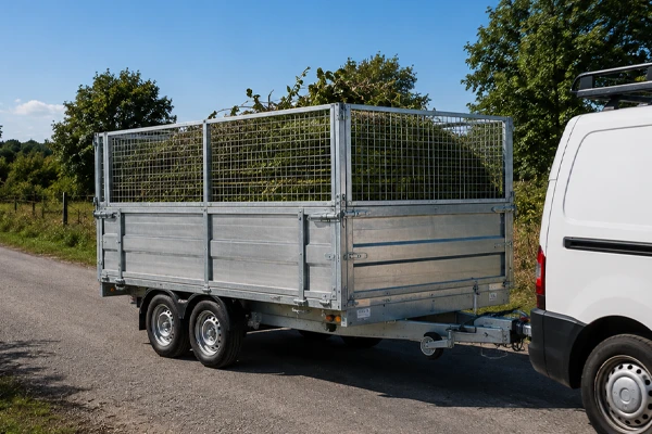 Remorque haute transportant des déchets verts