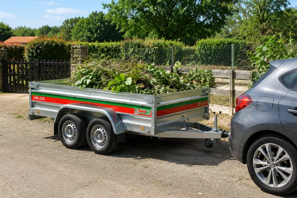 Voiture particulier tractant une remorque bagagère
